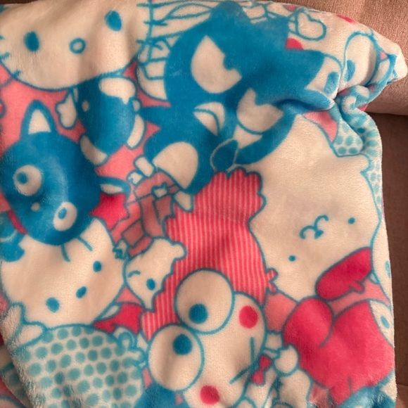 🎀Hello Kitty and Friends Cloud Throw Blanket Sticking Together NWT - Picture 2 of 4